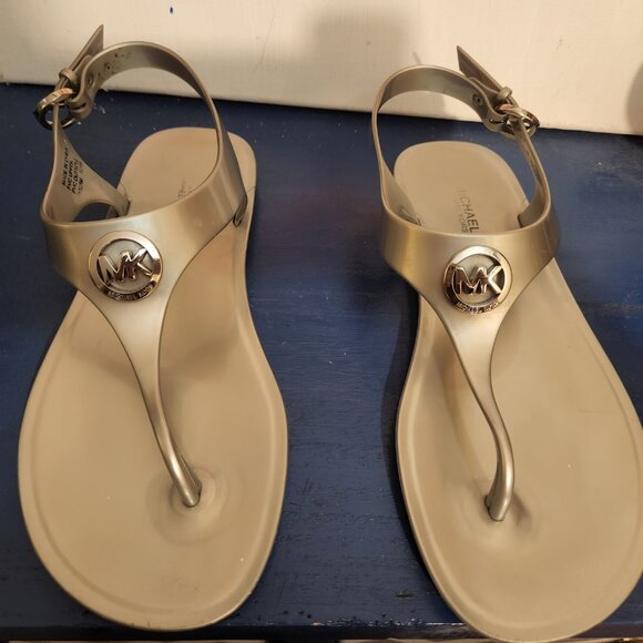 Wmn 6M MICHAEL KORS silver|gray pvc  jelly flat thong ankle strap|buckle sandal - Picture 4 of 9